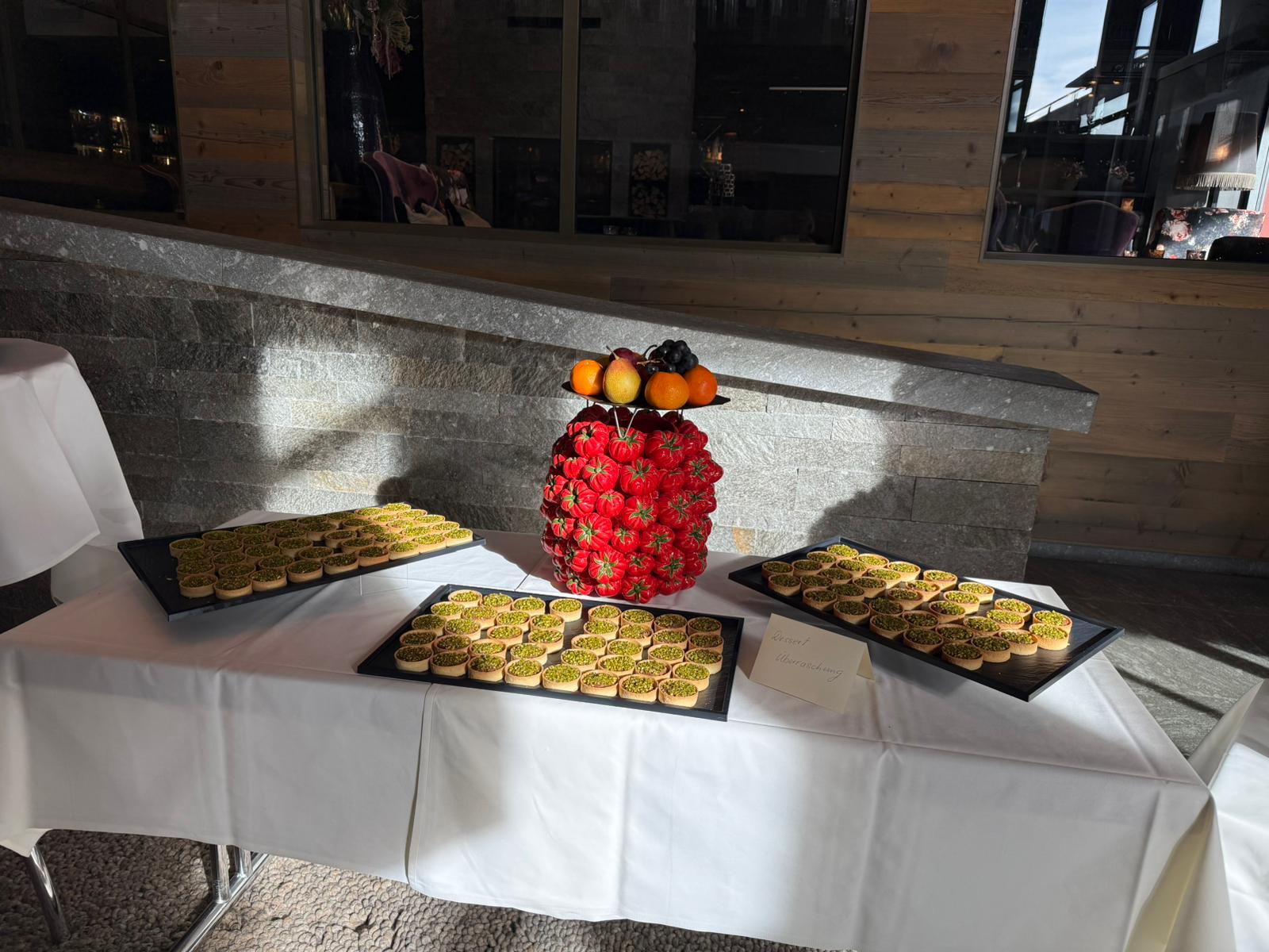 Pistazien-Törtchen und Erdbeer-Skulptur