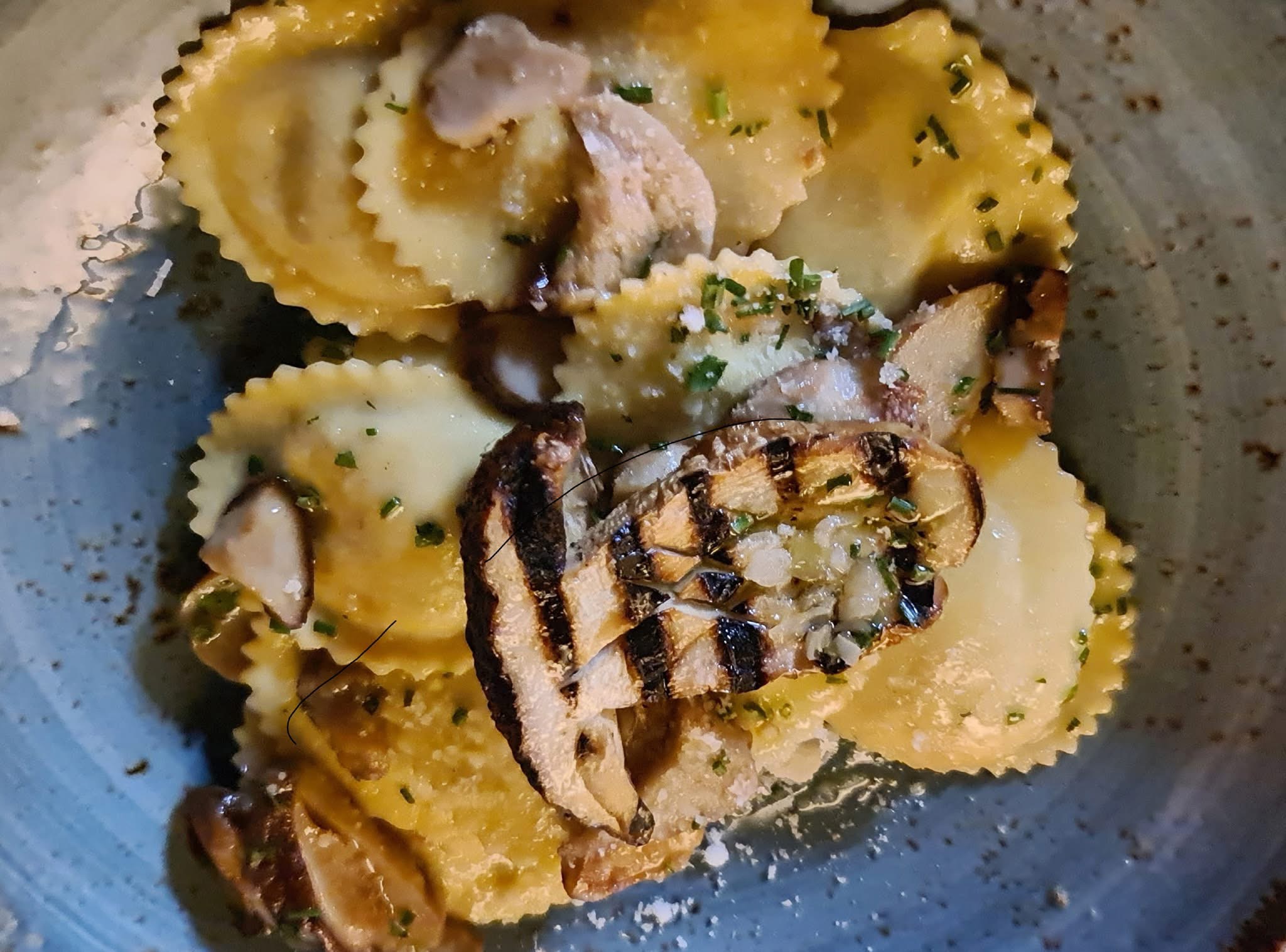 Ravioli mit gegrillten Pilzen